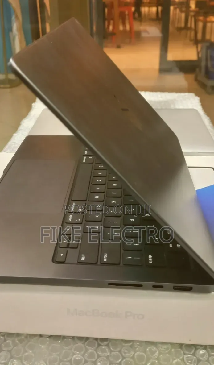 New Laptop Apple MacBook Pro 2025 M5 16GB Apple M5 Pro SSD 512GB