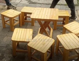 ወንበር እና ጠረጴዛ ለምግብ እና ለቡና ጠጡ