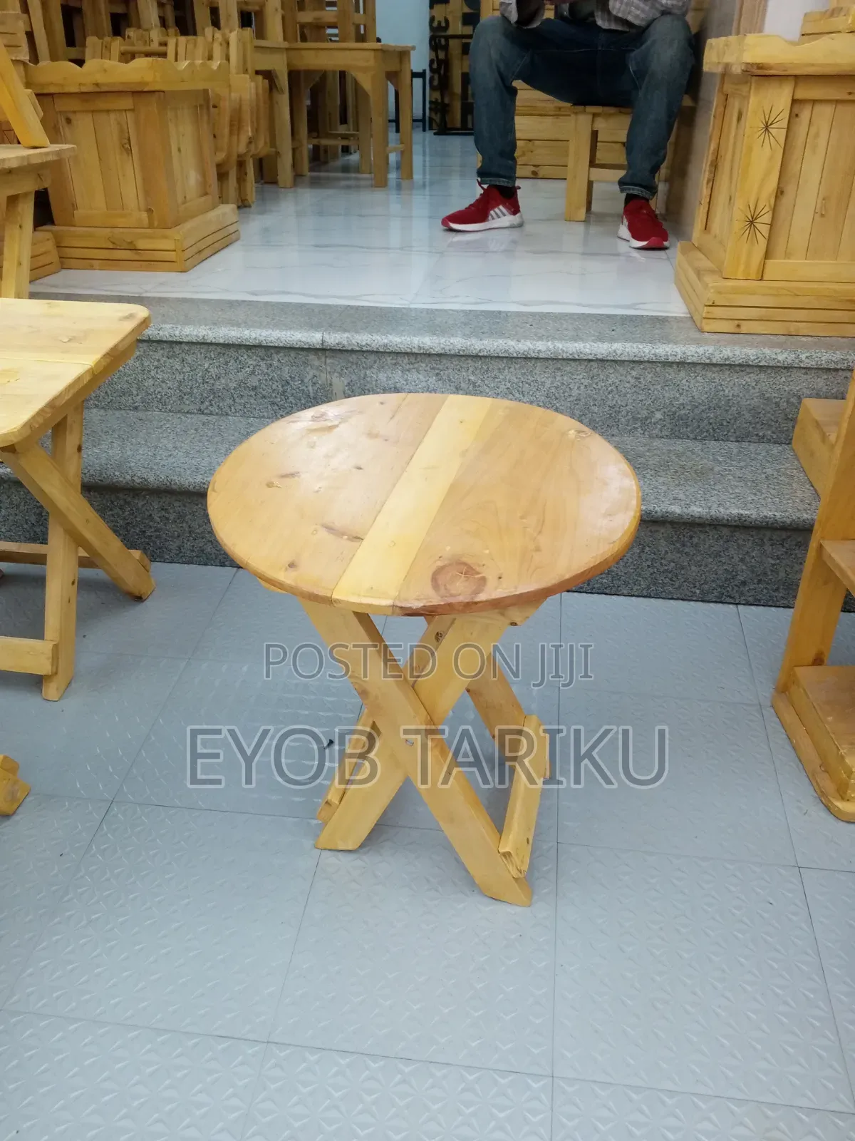 ወንበር እና ጠረጴዛ ለምግብ እና ለቡና ጠጡ
