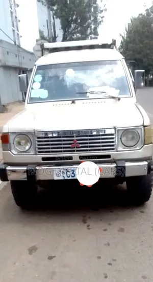 Mitsubishi Pajero 1990 Beige