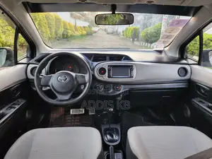 Toyota Yaris L Hatchback 5dr 2014 Silver