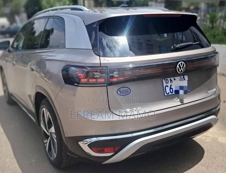 Volkswagen ID.6 2024 Gold