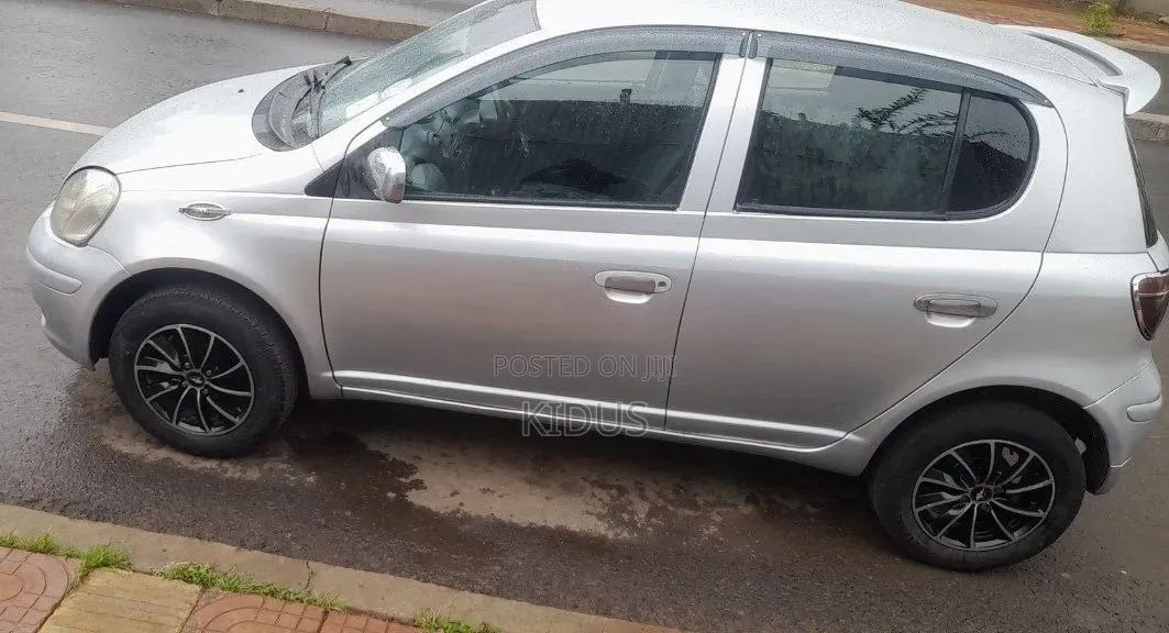 Toyota Vitz 2002 Silver