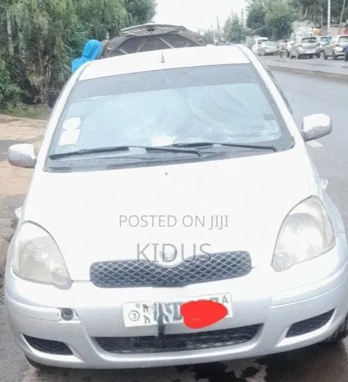 Toyota Vitz 2002 Silver