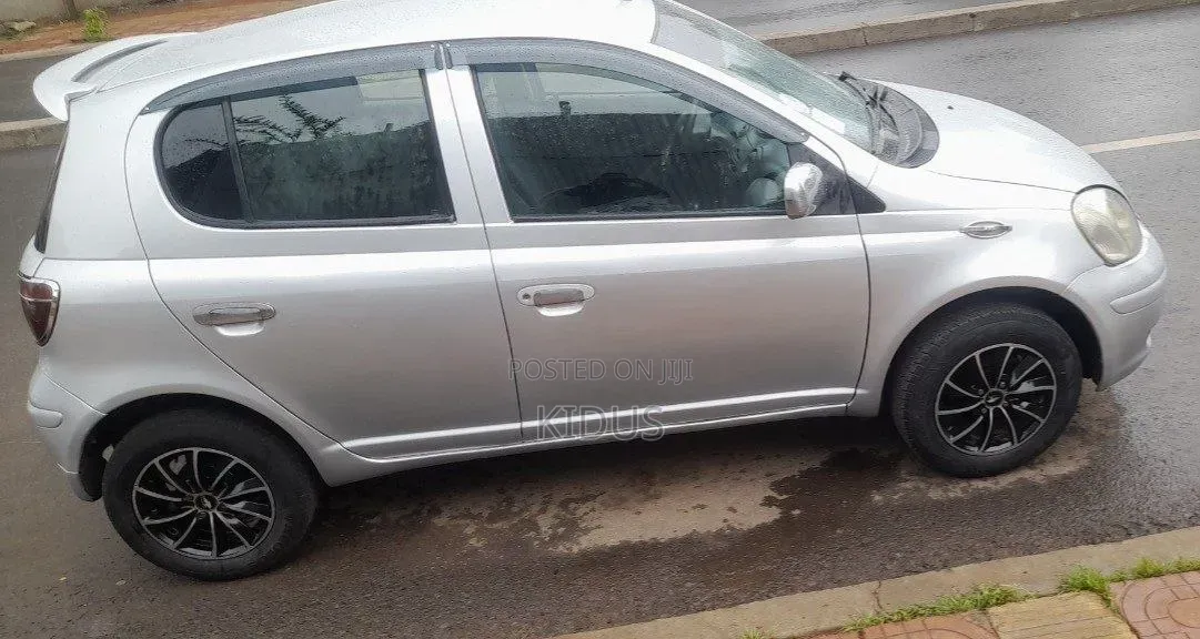 Toyota Vitz 2002 Silver
