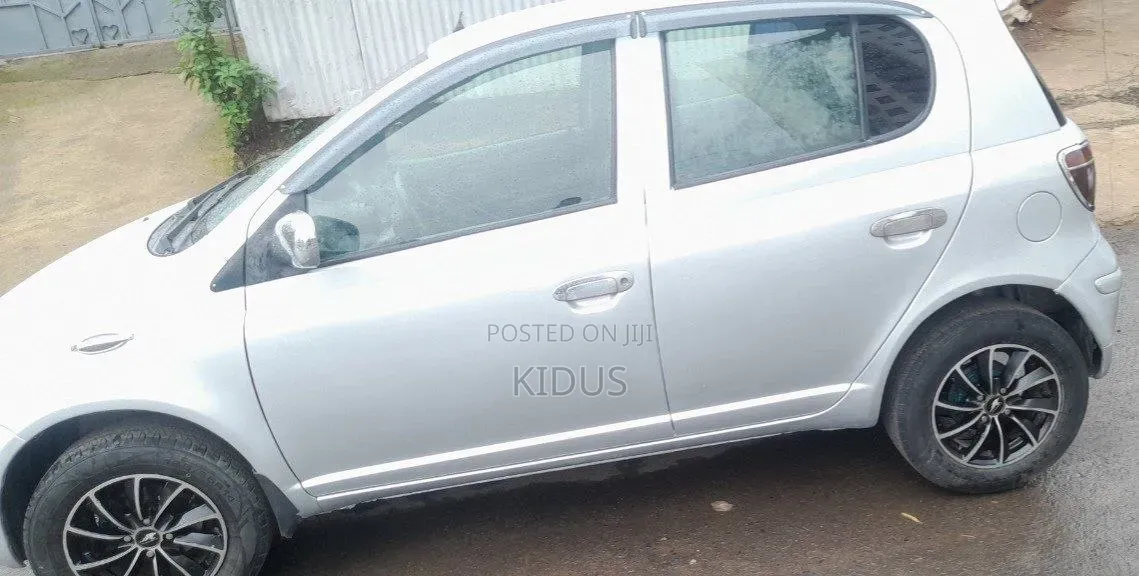 Toyota Vitz 2002 Silver