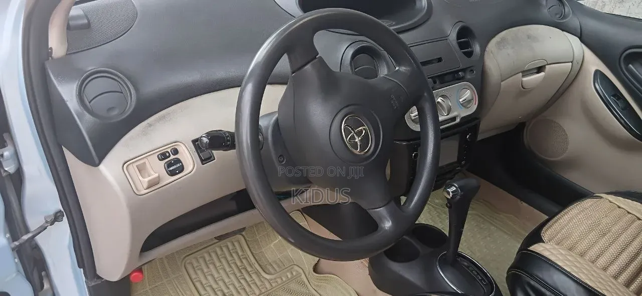 Toyota Vitz 2004 Blue