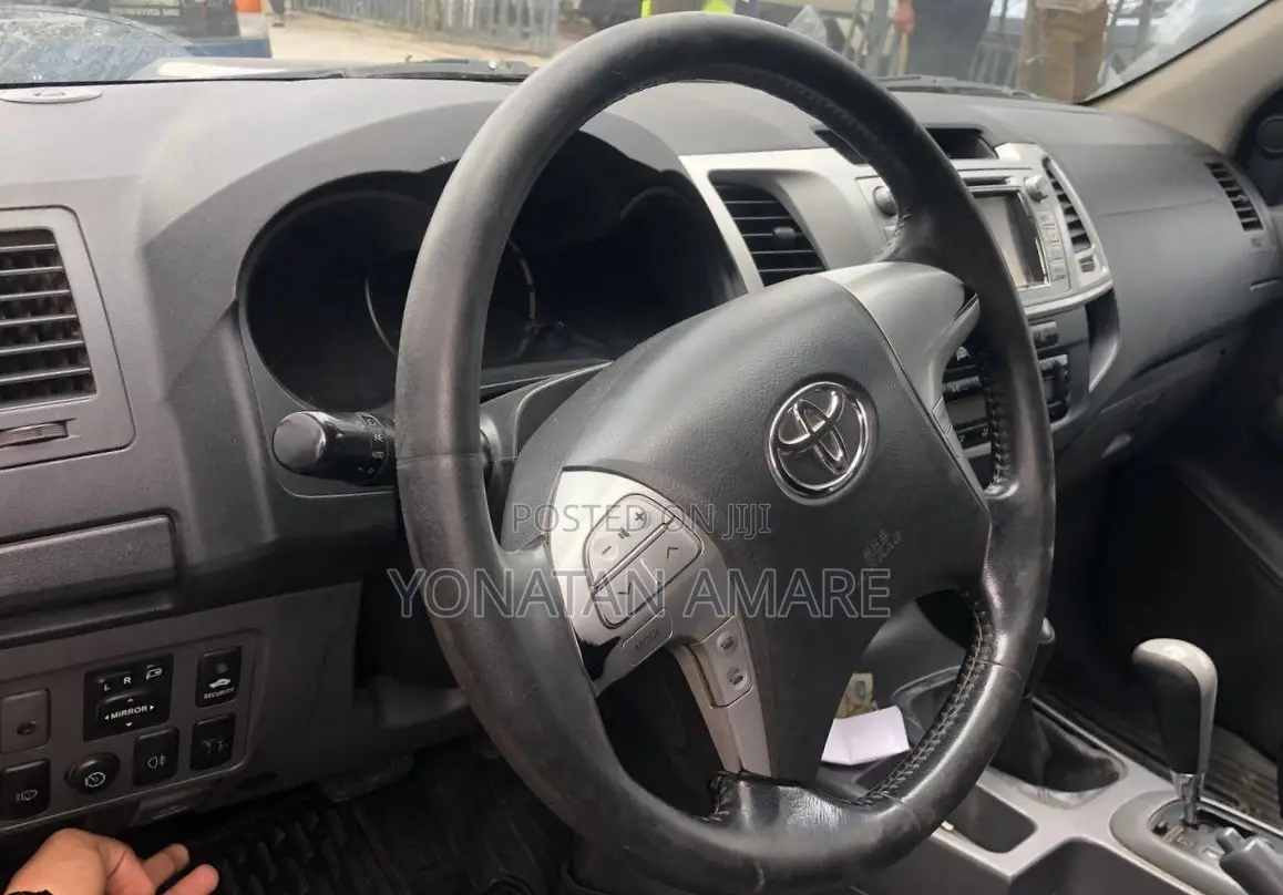 Toyota Hilux 2012 Gray