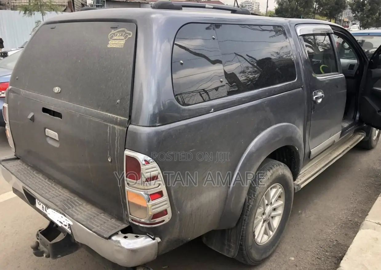 Toyota Hilux 2012 Gray