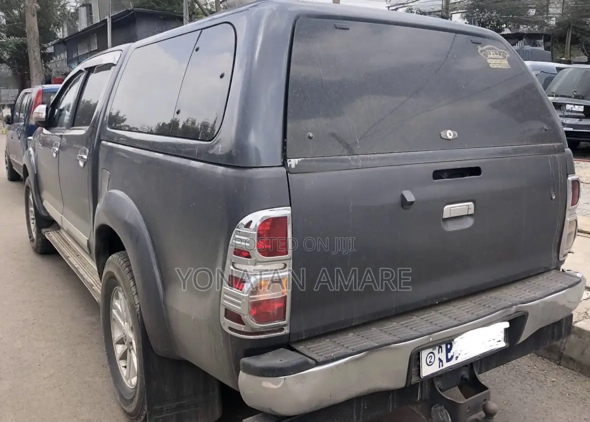 Toyota Hilux 2012 Gray