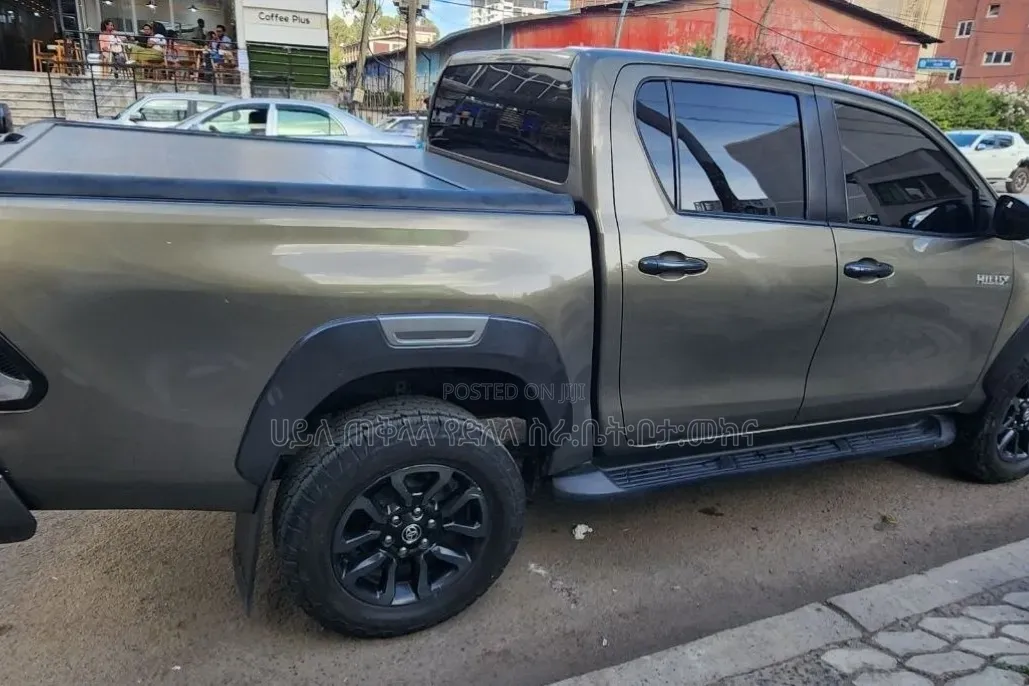 Toyota Hilux 2021 Gray