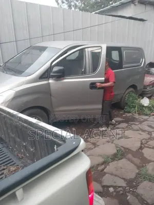 Hyundai H200 2011 Silver