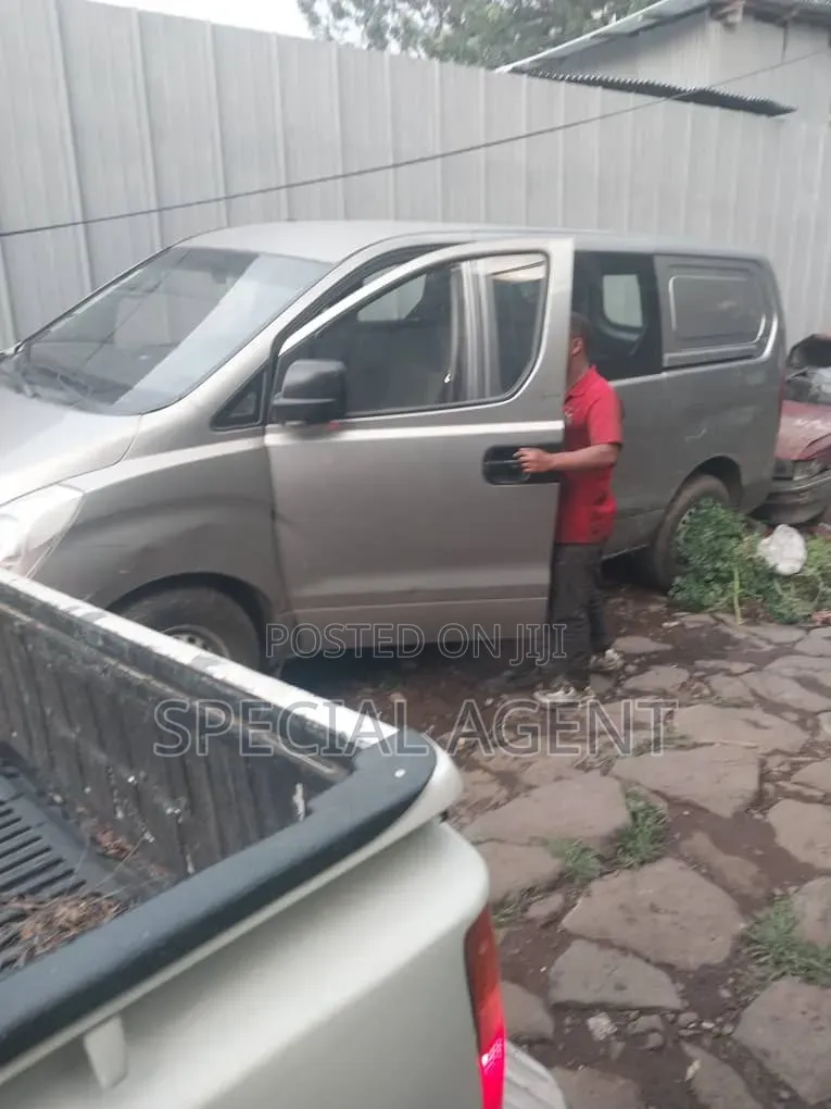 Hyundai H200 2011 Silver