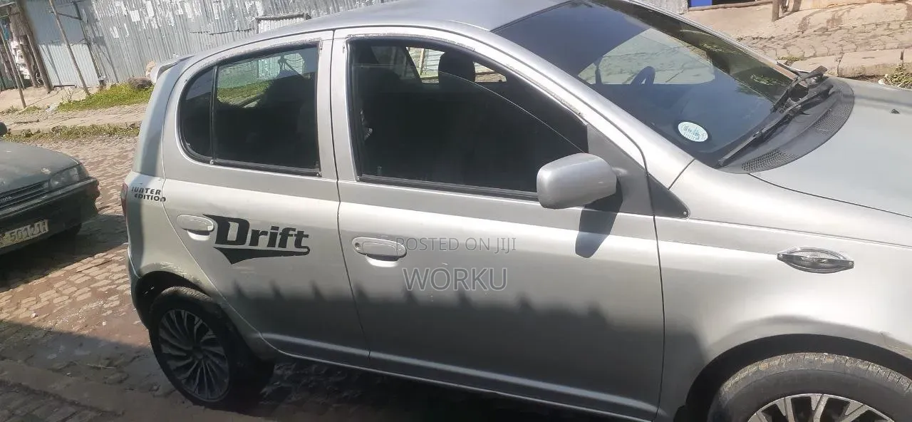 Toyota Vitz 2001 Silver