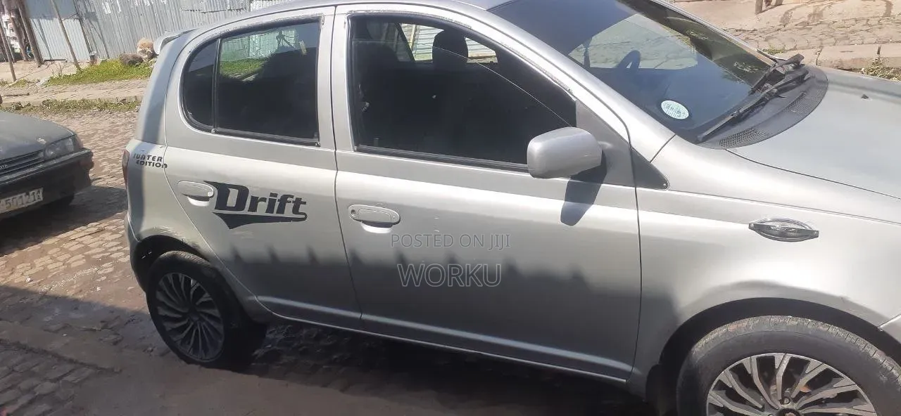 Toyota Vitz 2001 Silver