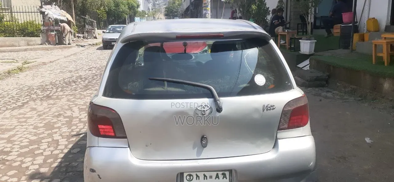 Toyota Vitz 2001 Silver