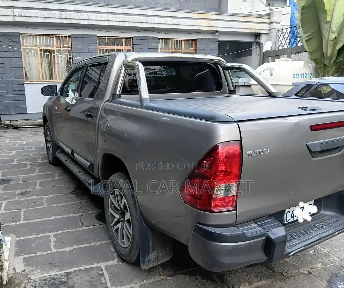 Toyota Hilux 2020 Gray