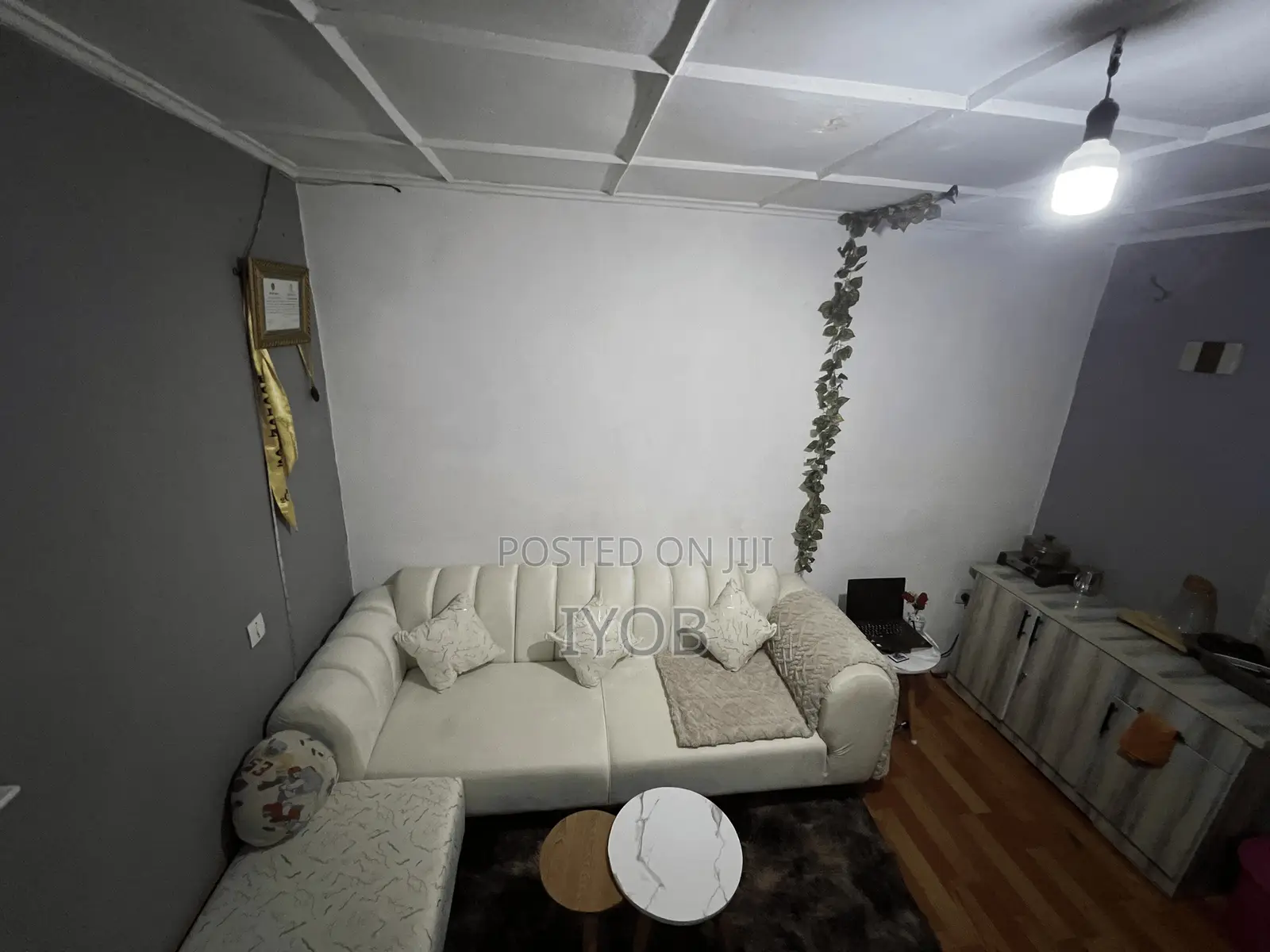Couch (Sofa)