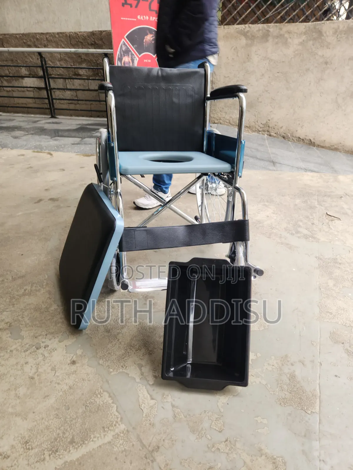 Toilet Wheelchair With a Chrome Frame, Black Vinyl Padded Seat ዊልቸር ፖፖ