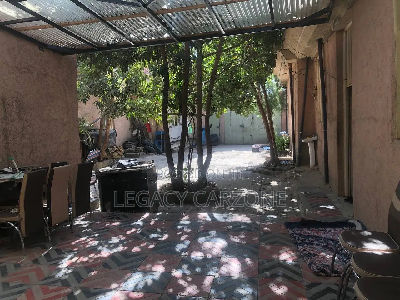 12bdrm House in Akaky Kaliti for sale