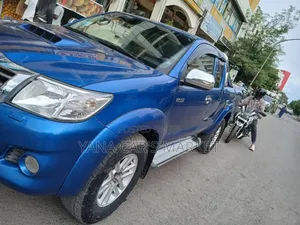 Toyota Hilux 2013 Blue