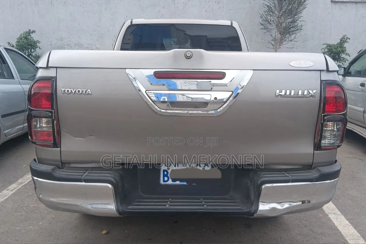 Toyota Hilux 2020 Gold