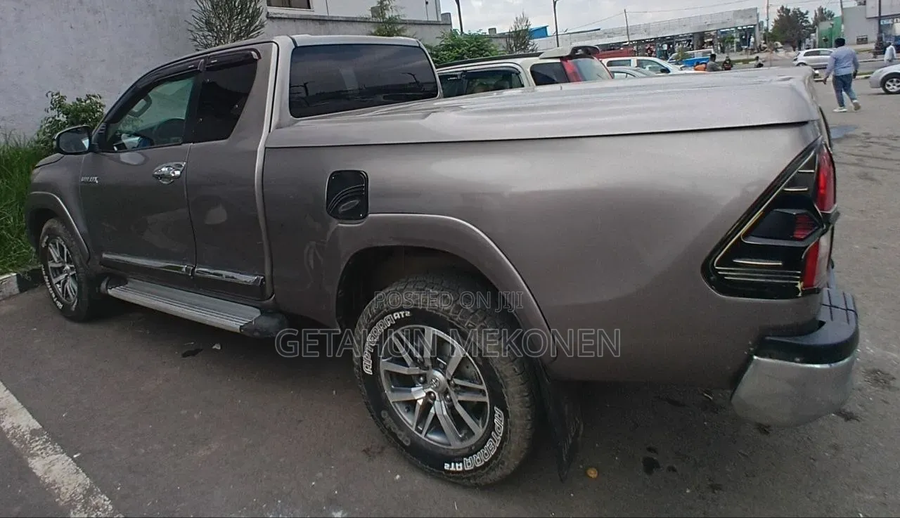 Toyota Hilux 2020 Gold
