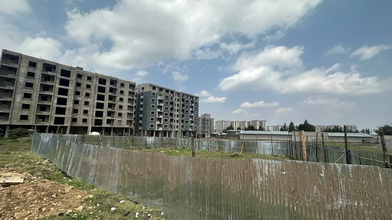 የሚሸጥ ቤት የሚሠራ መሬት