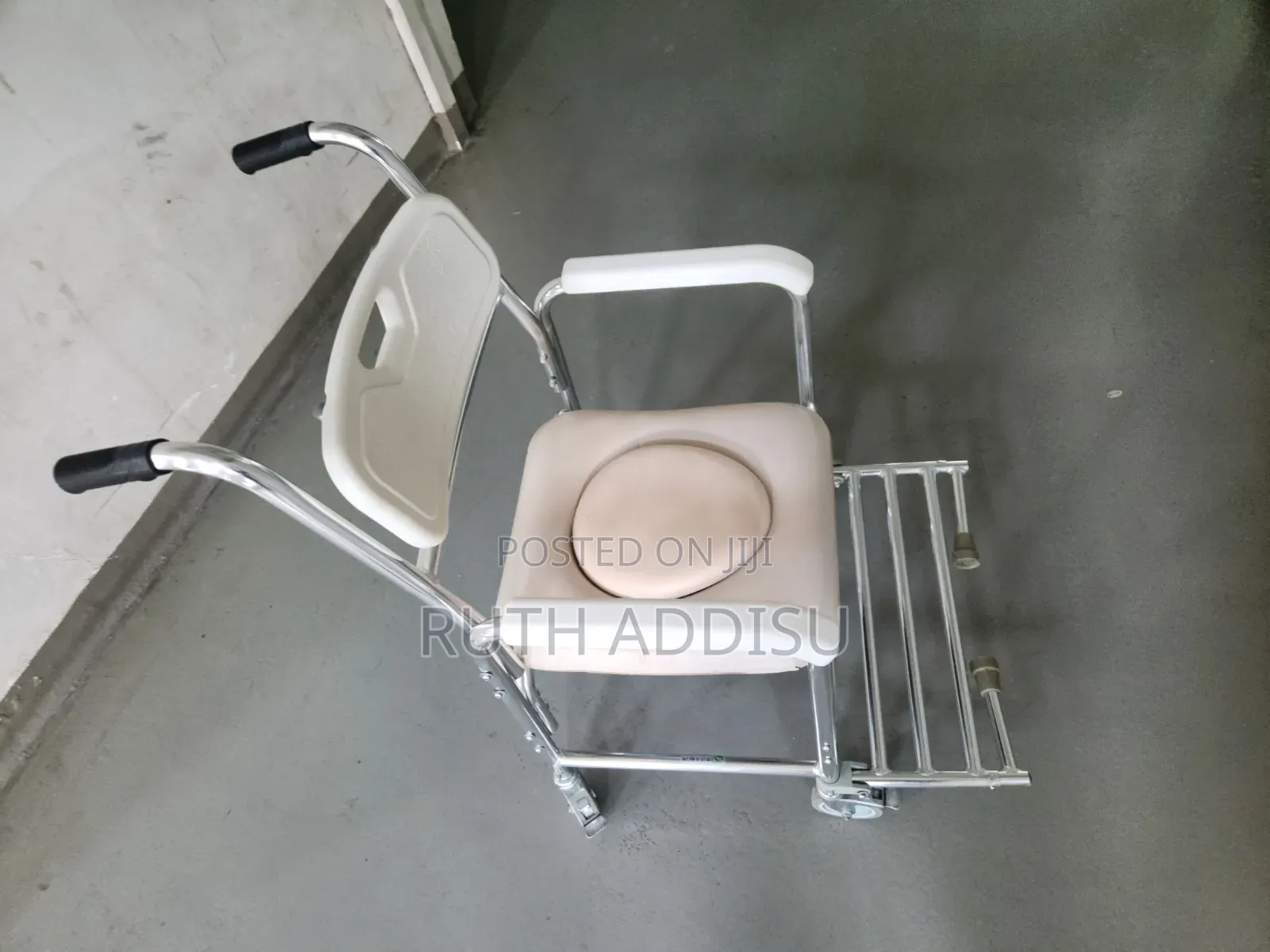 Factory Supplier Aluminum Commode Wheel Chair Modern Light