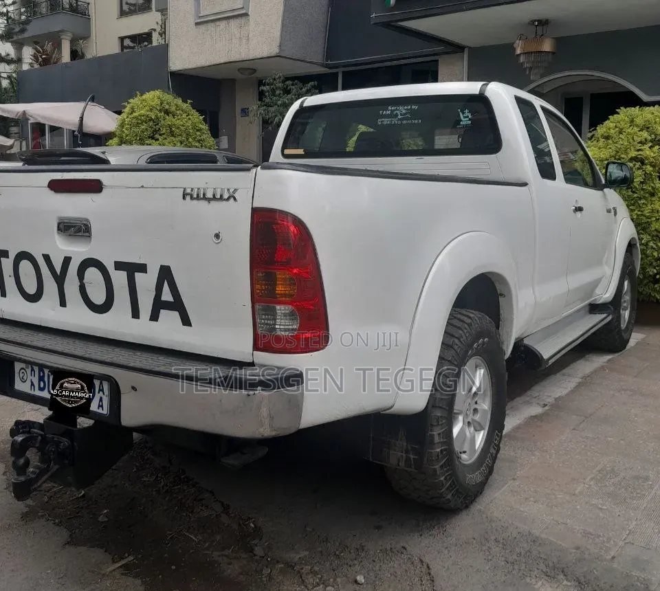 Toyota Hilux 2011 White