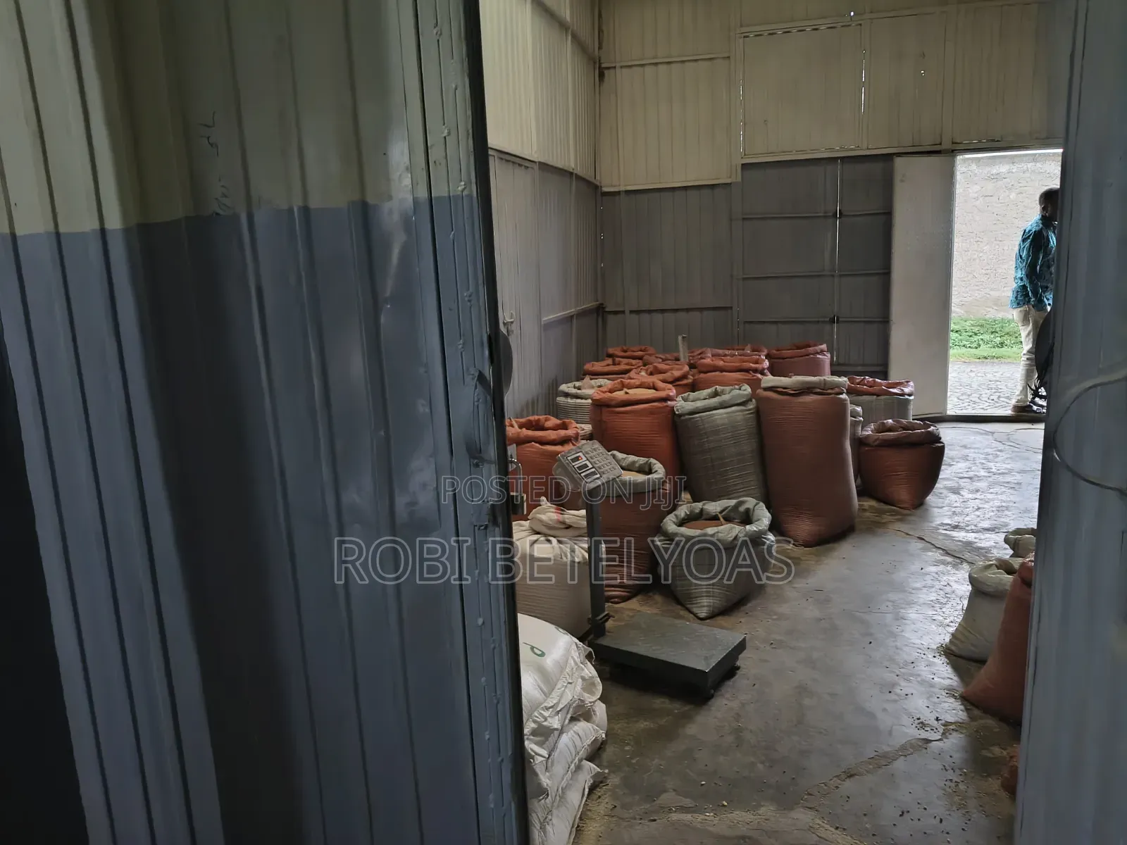Furnished 10bdrm Block of Flats in Store And Ware House, East Shewa