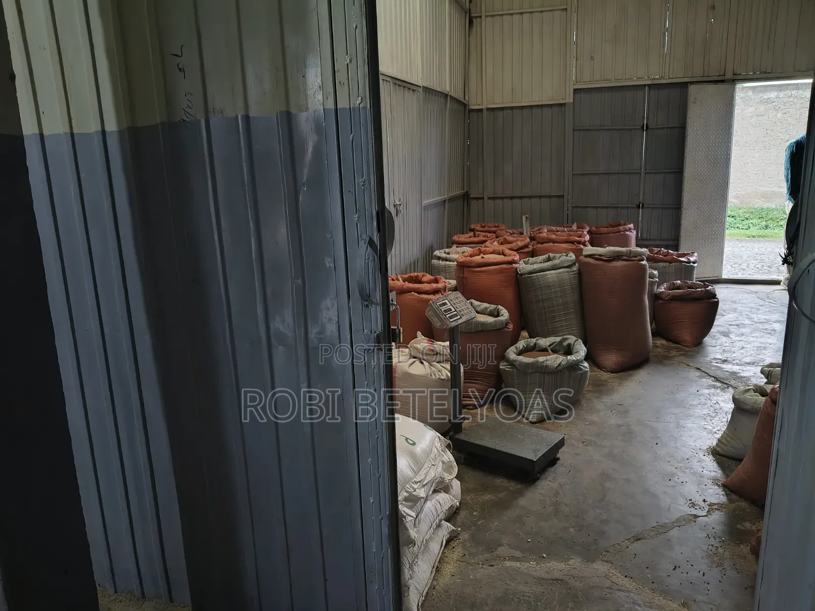 Furnished 10bdrm Block of Flats in Store And Ware House, East Shewa