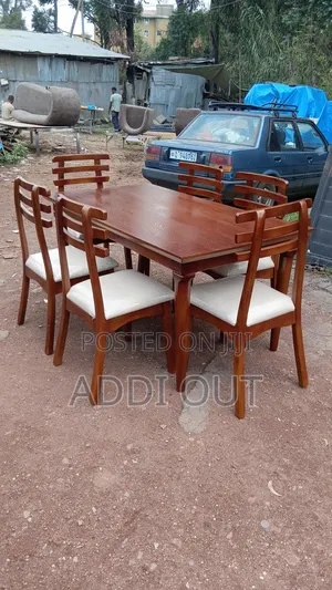 በንፁህ ዋንዛ የተሰራ መመገቢያ ጠረጴዛ