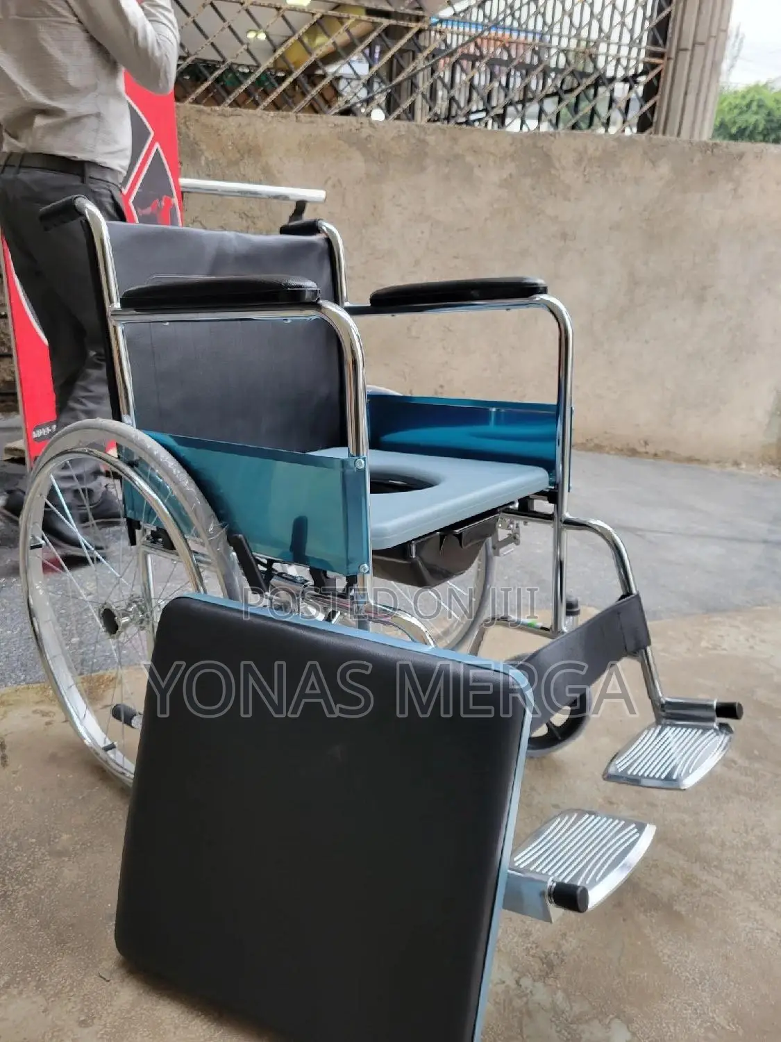 Commode Wheelchair Has Steel Frame舍啓seat of Chair.It Has Double Set