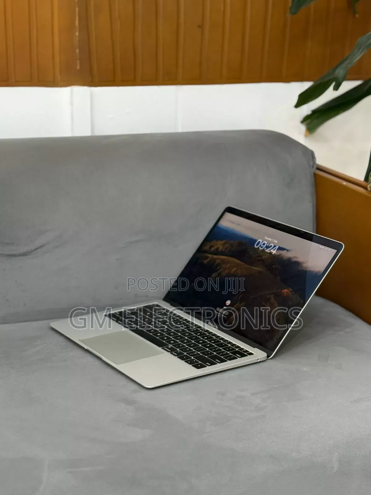 New Laptop Apple MacBook 2018 8GB Intel Core i5 SSD 128GB