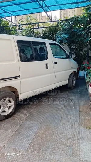 Toyota HiAce 2006 White