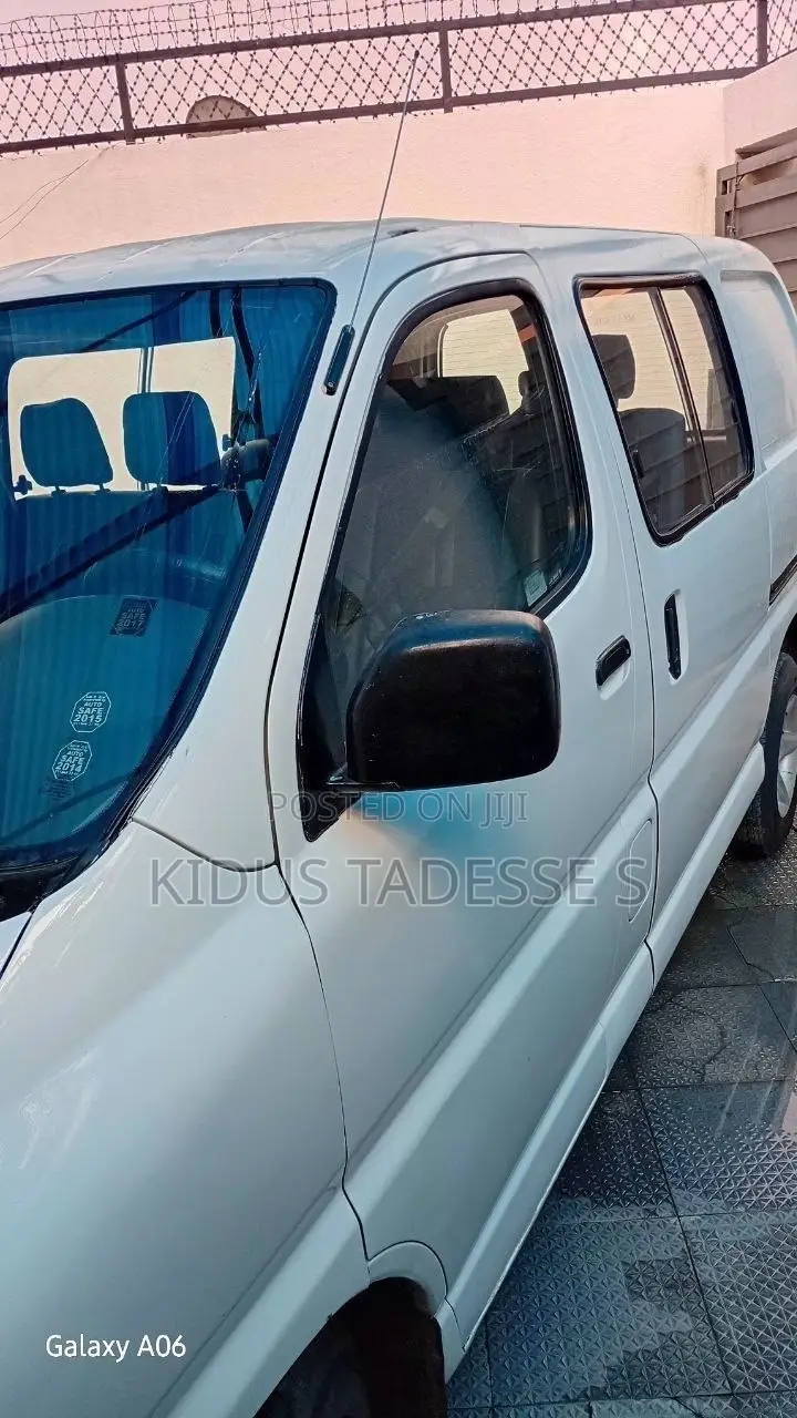 Toyota HiAce 2006 White