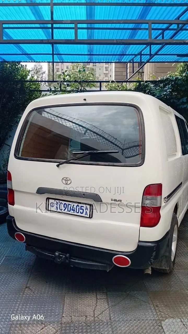 Toyota HiAce 2006 White