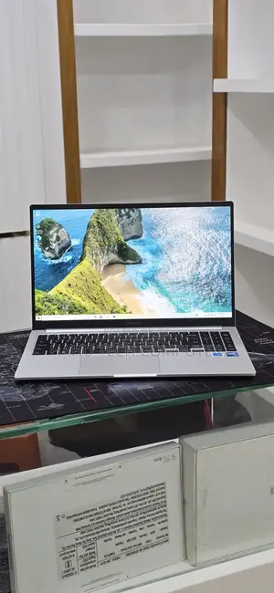New Laptop Samsung Galaxy Book4 16GB Intel Core 7 SSD 512GB