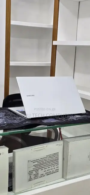 New Laptop Samsung Galaxy Book4 16GB Intel Core 7 SSD 512GB