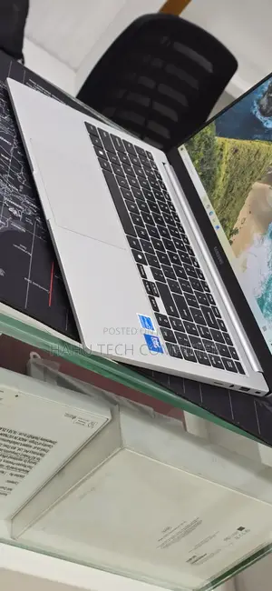 New Laptop Samsung Galaxy Book4 16GB Intel Core 7 SSD 512GB