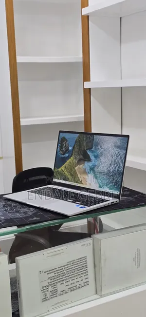 New Laptop Samsung Galaxy Book4 16GB Intel Core 7 SSD 512GB