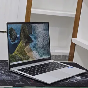 New Laptop Samsung Galaxy Book4 16GB Intel Core 7 SSD 512GB