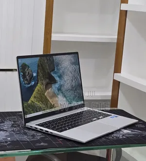 New Laptop Samsung Galaxy Book4 16GB Intel Core 7 SSD 512GB