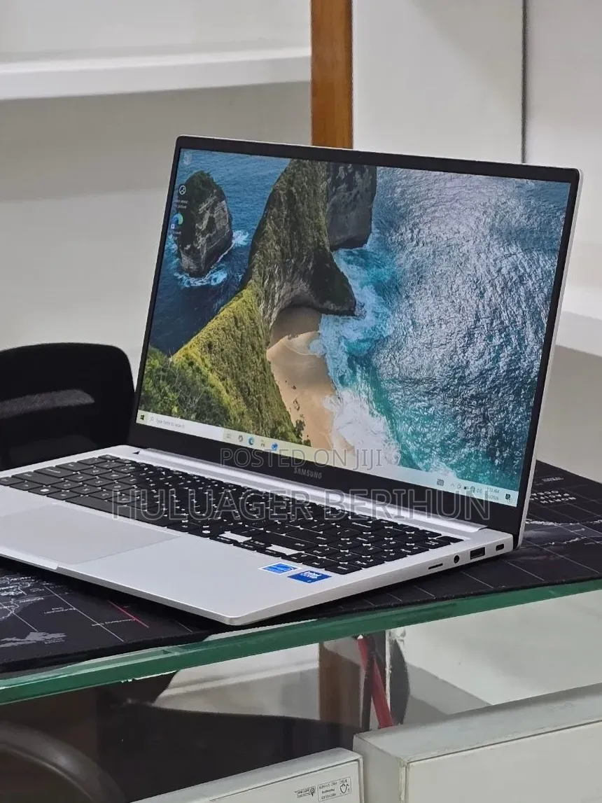 New Laptop Samsung Galaxy Book4 16GB Intel Core i7 SSD 512GB