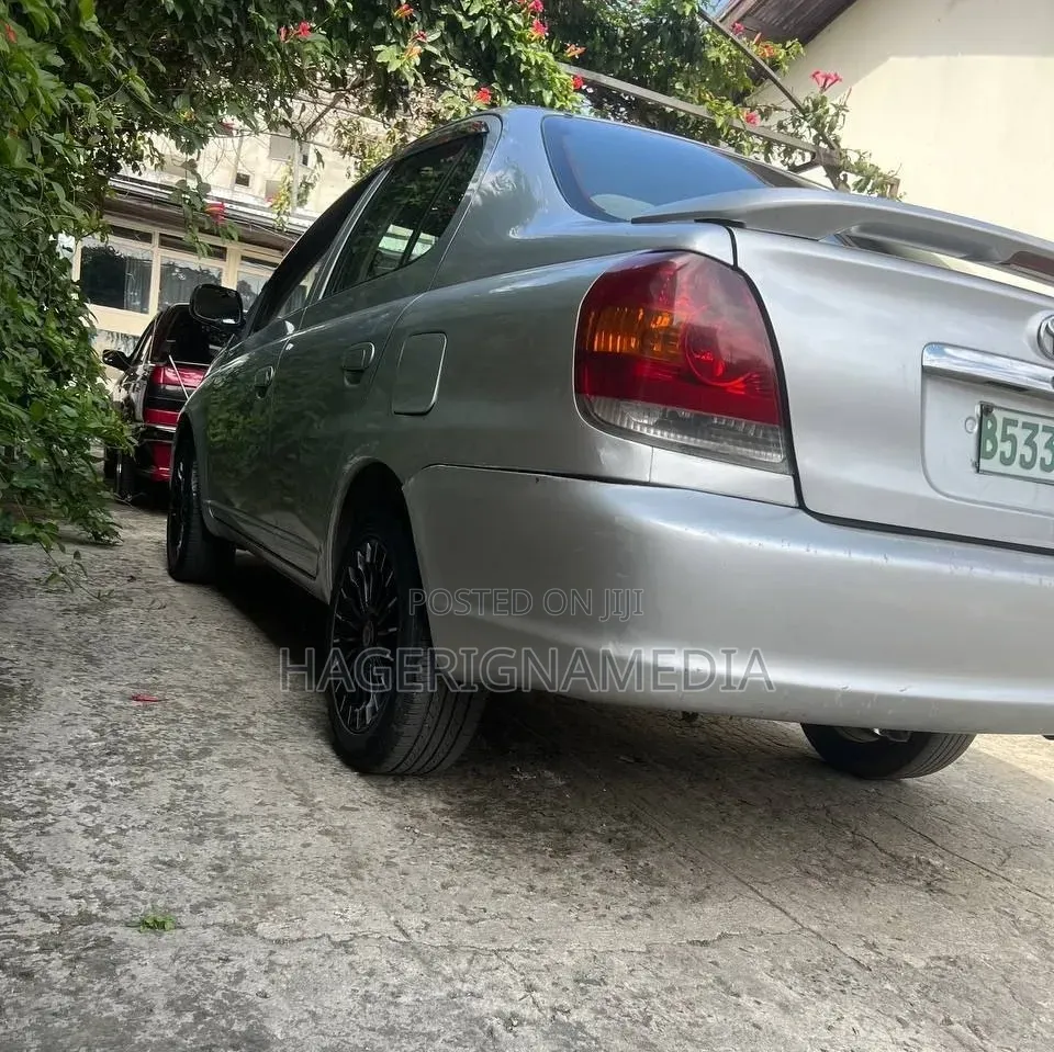 Toyota Platz 2005 Silver