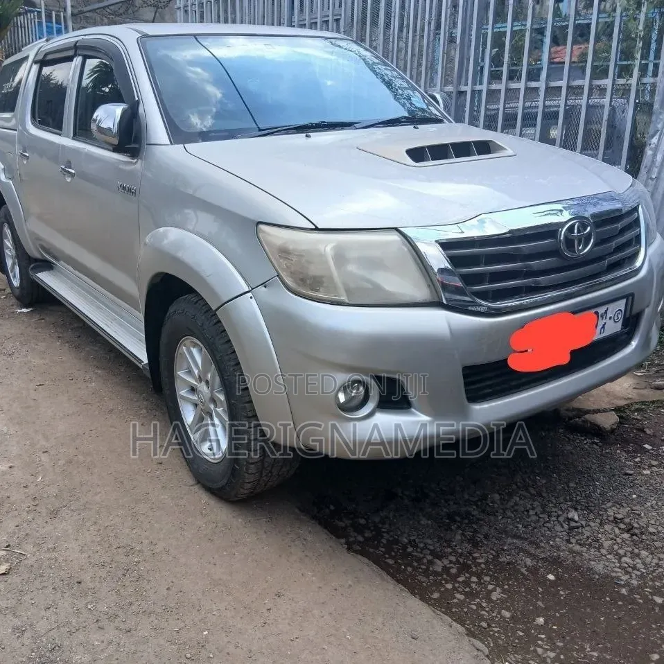 Toyota Hilux 2012 Silver