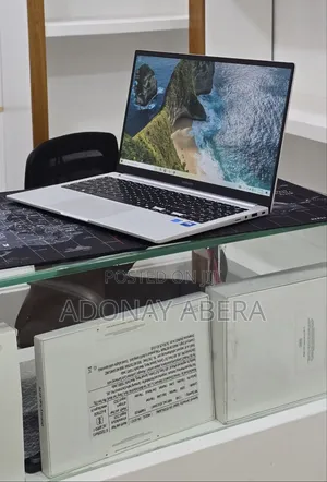 New Laptop Samsung Galaxy Book4 16GB Intel Core 7 SSD 16 GB