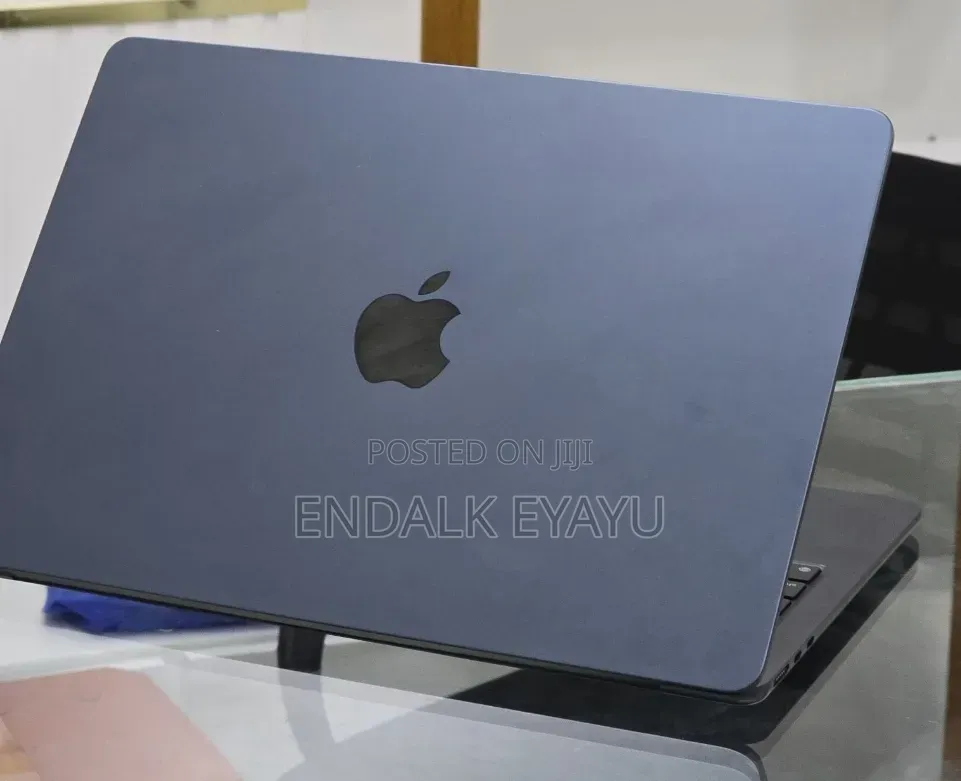 New Laptop Apple MacBook Air 2022 M2 16GB Apple M2 SSD 512GB