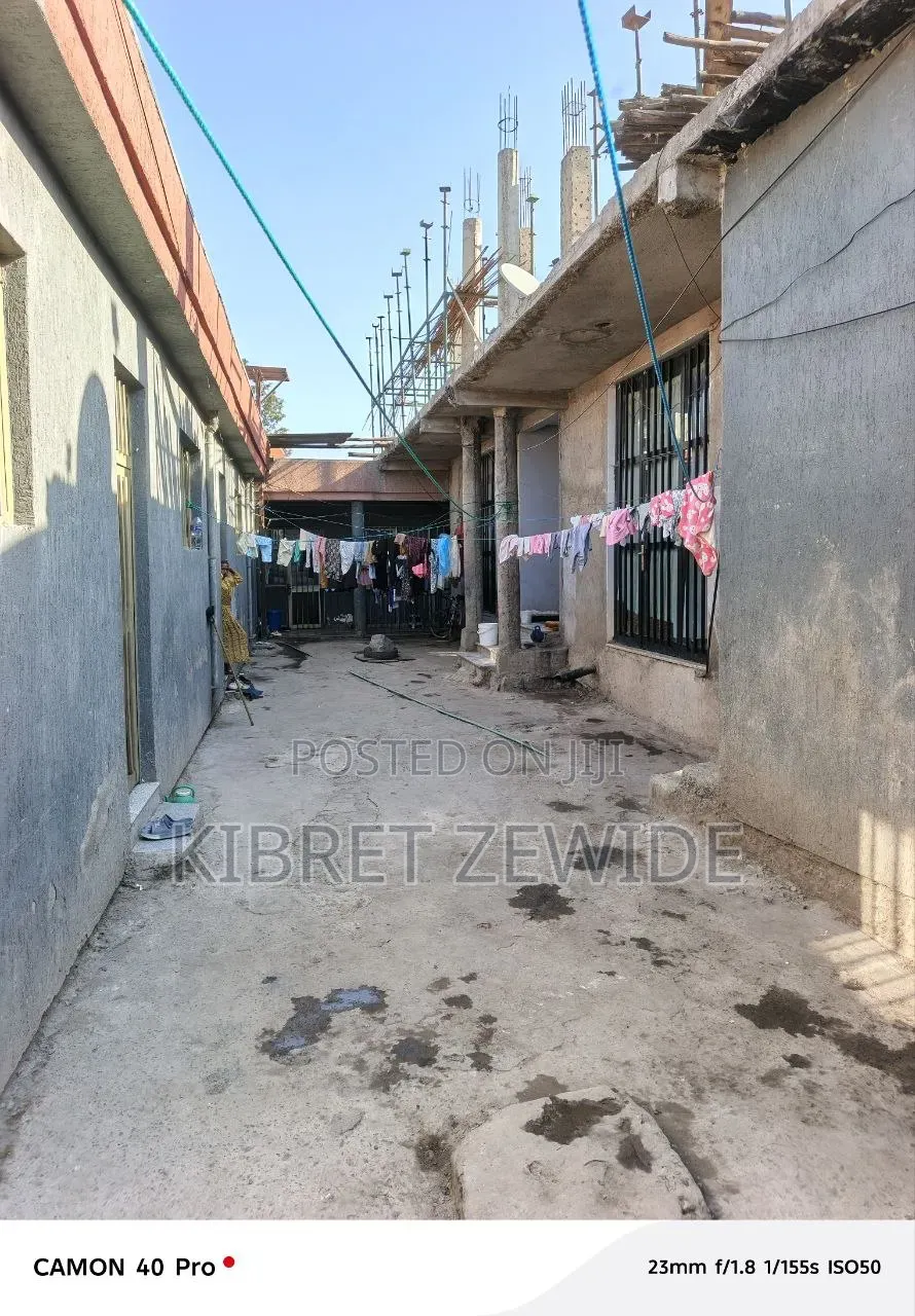 8bdrm House in Kibert Zewdie, Yeka for sale